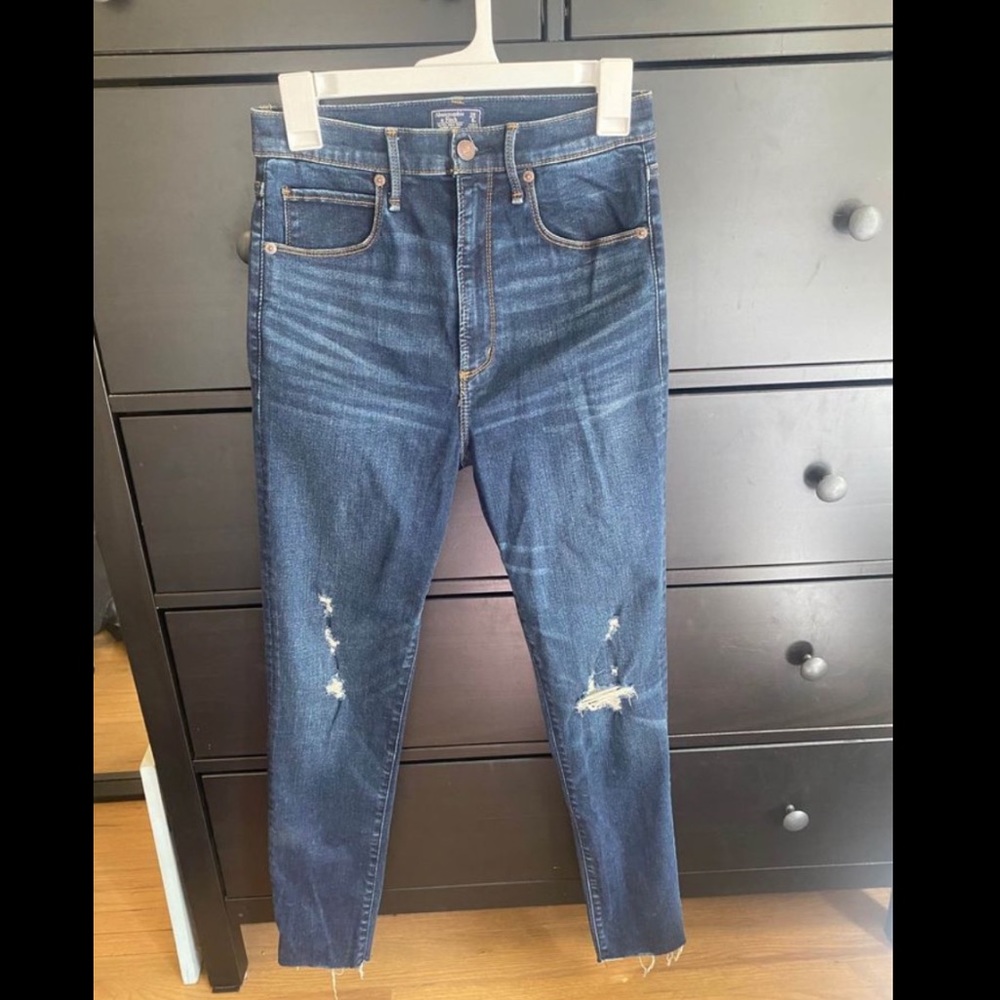 Abercrombie & Fitch Super Highrise Skinny Jean size 28S/ 6S